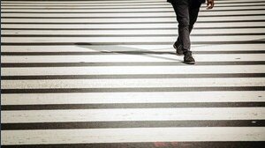 Il conducente deve fermarsi se un pedone proviene dalla direzione opposta?