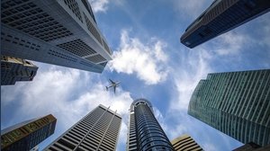 Azioni: boom per compagnie aree e settore immobiliare, ecco perché