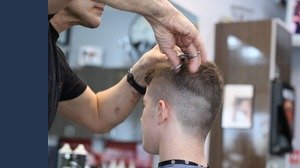 Taglio capelli uomo 2022: gli stili migliori