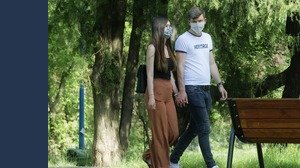 La mascherina all'aperto si può già togliere in Italia: ecco dove e perché