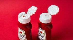 Confermato dall'UE. Da agosto 2026 sarà obbligatorio togliere dai ristoranti le bustine di ketchup, maionese, sale e olio