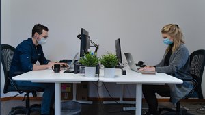 Caos mascherine: perché è troppo tardi per tornare indietro e imporle di nuovo al lavoro