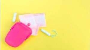 Tampon tax al 10% in manovra: quanto si risparmia sugli assorbenti?