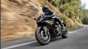 Nuova Yamaha R7 2021: prezzi, foto e caratteristiche