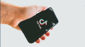 La Commissione europea mette al bando TikTok