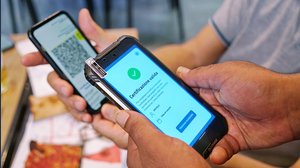 Green pass e vaccino obbligatorio anche in estate: perché le restrizioni potrebbero restare