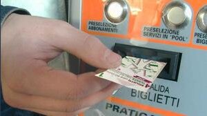 Truffa trasporti pubblici, è boom di falsi SMS svuota-conto per i passeggeri ATM e ATAC. Come difendersi