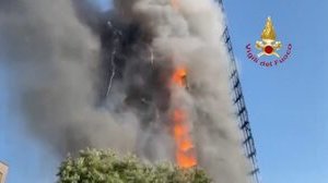 Cosa è successo nel palazzo in fiamme a Milano