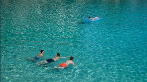 Coronavirus, fare il bagno al mare è pericoloso? Il parere degli esperti