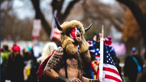 QAnon: cos'è e perché ci si veste da sciamano?