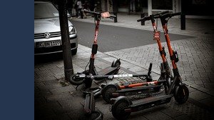 Codice della strada, con la riforma casco obbligatorio per i monopattini: cosa può cambiare