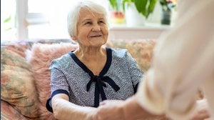 Bonus per chi assiste un familiare disabile, ecco cosa spetta