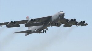 Bombardiere B-52 americano vola sopra l'Italia: la Nato fa le prove della guerra