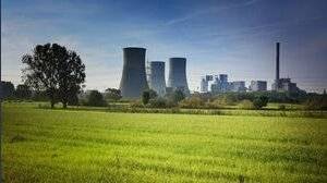 Crisi energetica, il governo inserisce il nucleare tra le fonti rinnovabili: “Pale eoliche e pannelli solari non bastano”
