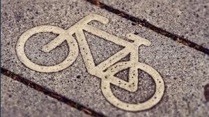 I ciclisti possono camminare con la bicicletta sulle strisce pedonali?