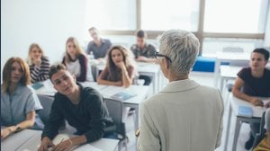 Stipendi più alti per gli insegnanti: quanto costa la proposta di Letta e quanto guadagnano davvero i docenti italiani