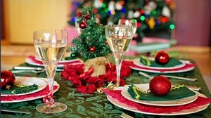 Come sarà il pranzo di Natale: le ipotesi tra abbracci, tamponi e tavoli separati per nonni e nipoti