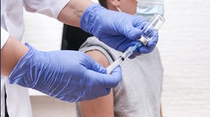 Terza dose vaccino 12-17 anni, si parte il 27 dicembre: ecco chi lo farà prima