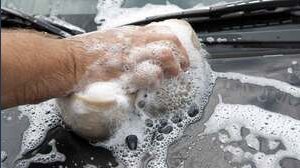 5 trucchi per pulire l'auto e averla come appena comprata