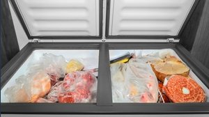 Allarme Listeria: muffe, alimenti scaduti e mancata tracciabilità. I prodotti a rischio