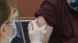 Vaccino Covid, faremo una dose l'anno come contro l'influenza: le nuove indicazioni dell'Ema