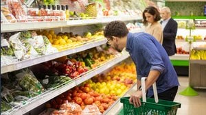 Sconti al supermercato, l'algoritmo cambia i prezzi in base all'orario. Ecco quando conviene andare