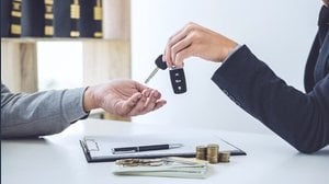 Casa in affitto, il proprietario può chiedere la busta paga prima del contratto?