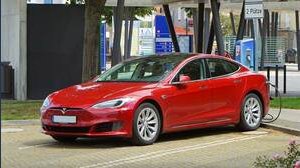 Auto elettriche: batterie allo stato solido per ridurre l'impatto climatico