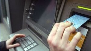Una nuova truffa usa un chip per manomettere gli sportelli bancomat e clonare la tua carta