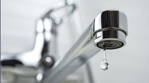 Bollette dell'acqua, aumenti fino al 35%: ecco dove si spende di più in Italia