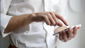 È legale spiare il cellulare di partner o figli?