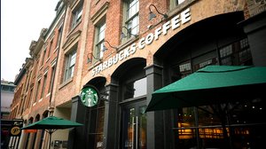 Starbucks obbliga a indossare magliette nere, dipendenti in sciopero