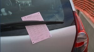 Fino a 444 euro di multa se fai questo errore nella tua auto quando fa freddo