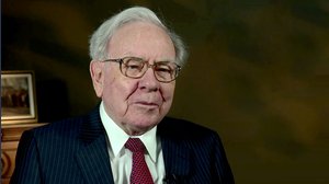 Warren Buffett vende. Tagli a Apple e Bank of America