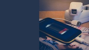 Quanto consuma ricaricare il cellulare (e cosa rischia chi lo lascia la notte)