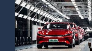 Quest'auto è così resistente che se le cade un albero sopra continua a funzionare