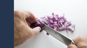 Covid, scoperta molecola che lo blocca: la svolta si trova nelle cipolle e nei capperi