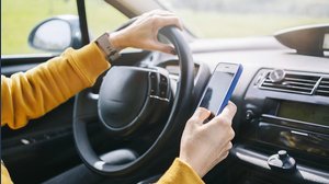 Multa cellulare in auto, nuovi importi e sanzioni con la riforma del Codice della Strada