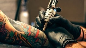 A che età si può fare un tatuaggio? Le normative per i minorenni