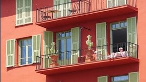 Veranda sul balcone, in questi casi c'è il rischio di demolizione