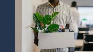 Si trasferisce a 6 ore di distanza dal luogo di lavoro. L'azienda lo licenzia