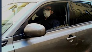 Mascherina obbligatoria anche in auto? Quando serve e quando si può stare senza