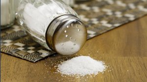 Sai perché dovresti mettere una ciotola con il sale vicino alle finestre?