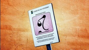 Nuovo codice della strada, nascono i parcheggi rosa: come funzionano e a chi sono riservati