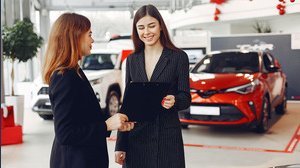 Auto, per acquistare un mezzo nuovo ci vuole un anno di stipendio