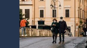 Italia in zona rosso scuro e c'è chi invoca il ritorno delle mascherine: cosa può succedere?