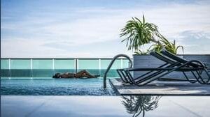 Non trova il lettino nella piscina dell'hotel. Risarcito con 1.000 euro
