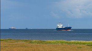 Usa e Iran giocano ai pirati con il petrolio e la Grecia fa da sfondo. Incidente in vista
