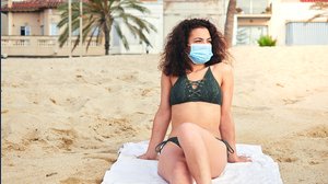 Febbre e sintomi Covid-19 in vacanza: che fare e numeri utili 