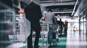 Fila ai supermercati: ecco chi ha la precedenza